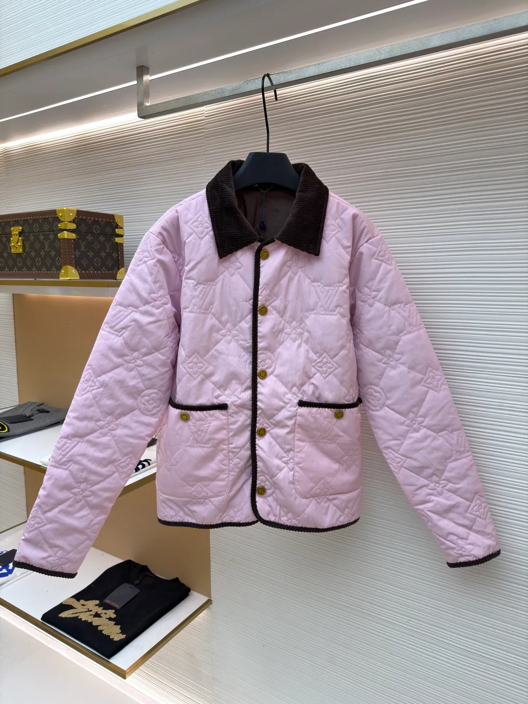 LOUIS VUITTON x Tyler spliced fitted lapel jacket ●Item number: 1681560-B15 ●Material: cotton fabric ●Technology: positioning cutting machine ●Color: light pink ●Version: fitted version ●Weight: about 535 grams ●Size: 44-46-48-50 ●Description: The padded cotton jacket uses a light design to control the changing seasons, showing the bright style of the brand's collaboration with Tyler, full-frame Monogram Cray graphic quilting adds elegance, while contrasting corduroy collar and trim add a preppy feel. Allover embroidered quilting with corduroy collar and trim, snap closure at front, front pockets with velvet trim and snap buttons, lining, and a great upper! The overall wiring is straight and delicate, the fabric is comfortable and soft, and the color is consistent without color difference. It can be matched with the same style to create a fashionable look and control various occasions. Customized accessories, complete with three standards, same style for men and women!